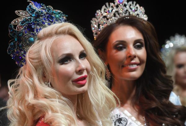 Победительница конкурса Миссис Россия 2019 Екатерина Нишанова и победительница в номинации Миссис Россия Globe Ксения Кривко на церемонии награждения - Sputnik Армения