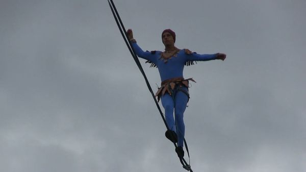 Хождение по трюкам: немецкий канатоходец прошел почти километр на высоте 12-этажного дома в Перми - Sputnik Армения