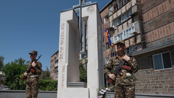 Մեծամորում Ապրիլյան քառօրյայի զոհերի հիշատակը հավերժացնող հուշակոթողի բացման հանդիսավոր արարողությունը Մեծամորում Ապրիլյան քառօրյայի զոհերի հիշատակը հավերժացնող հուշակոթողի բացման հանդիսավոր արարողությունը - Sputnik Արմենիա