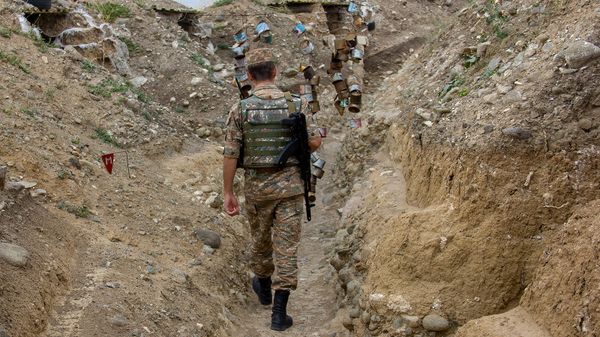 Военнослужащий на боевой позиции Армии обороны Карабаха - Sputnik Армения