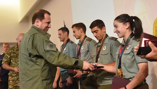 Министр обороны РФ Давид Тоноян во время награждения победителей на закрытии конкурса Воин мира (13 августа 2019). Дилижан Министр обороны РФ Давид Тоноян во время награждения победителей на закрытии конкурса Воин мира (13 августа 2019). Дилижан - Sputnik Արմենիա