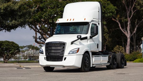 Электротягач Freightliner eCascadia партнеров компании Daimler - Sputnik Արմենիա