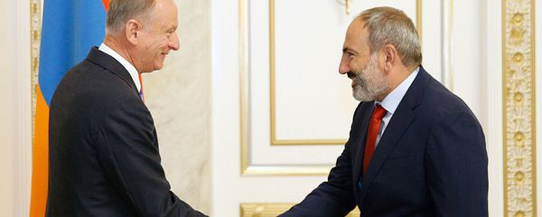Премьер-министр Армении Никол Пашинян встретился с секретарем Совета безопасности России Николаем Патрушевым (13 августа 2019). Еревaн Премьер-министр Армении Никол Пашинян встретился с секретарем Совета безопасности России Николаем Патрушевым (13 августа 2019). Еревaн - Sputnik Армения