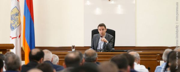 Мэр Еревана Айк Марутян на заседании совета старейшин (13 августа 2019). Еревaн Мэр Еревана Айк Марутян на заседании совета старейшин (13 августа 2019). Еревaн - Sputnik Արմենիա