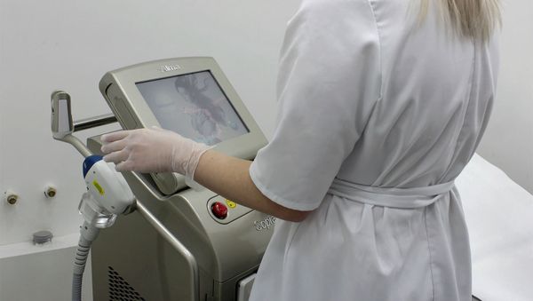 Доктор-косметолог у диодного лазерного аппарата для эпиляции - Sputnik Արմենիա