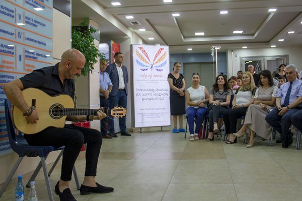 Bamboleo подпевали и врачи: сюрприз от Джозефа из Gipsy King для больных детей в Ереване - Sputnik Армения