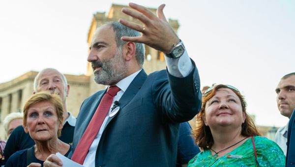 Премьер-министр Никол Пашинян рассказал туристам о достопримечательностях Еревана - Sputnik Армения