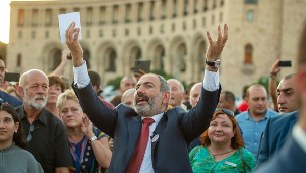 Премьер-министр Никол Пашинян рассказал туристам о достопримечательностях Еревана - Sputnik Армения