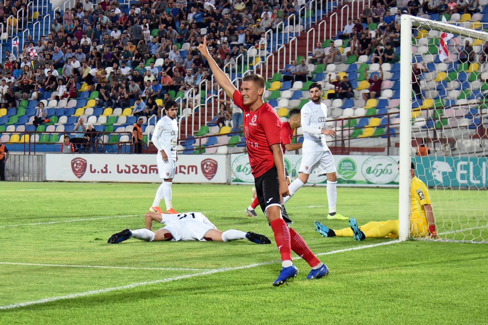 «Փյունիկի» գլխավոր մարզիչ Եղիշե Մելիքյանը ծեծել է ռուս ֆուտբոլիստին. ԶԼՄ - Sputnik Արմենիա, 1920, 22.05.2021