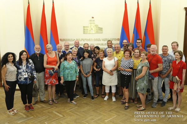 Одной экскурсией не ограничился: Пашинян пригласил туристов в правительство - Sputnik Армения