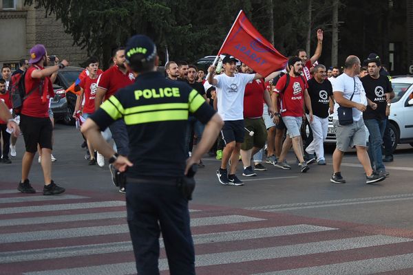 Болельщики ФК Арарат-Армения направляются к стадиону имени Михаила Месхи перед началом ответного матча квалификационного раунда Лиги Европы 2019-2020 против тбилисского Сабуртало(14 августа 2019). Тбилиси - Sputnik Армения
