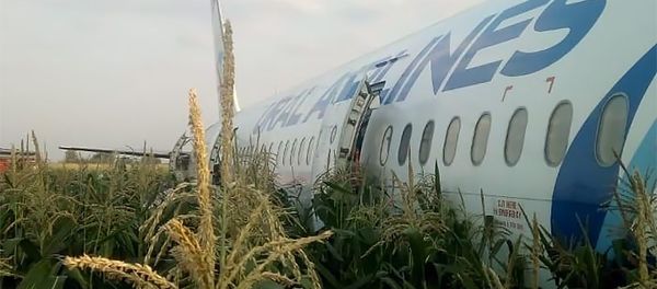Пассажирский самолет Airbus А-321 «Уральских авиалиний» совершил жесткую посадку в Подмосковье (15 августа 2019). Жуковский - Sputnik Армения