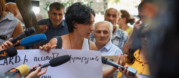 Акция протеста противников Амулсарского рудника перед Домом правительства (15 августа 2019). Еревaн - Sputnik Армения