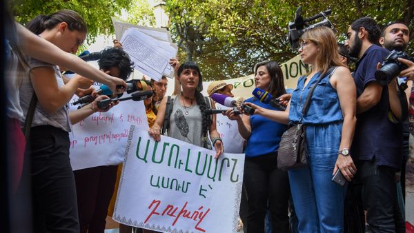 Акция протеста противников Амулсарского рудника перед Домом правительства (15 августа 2019). Еревaн - Sputnik Армения
