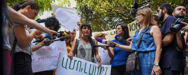 Акция протеста противников Амулсарского рудника перед Домом правительства (15 августа 2019). Еревaн Акция протеста противников Амулсарского рудника перед Домом правительства (15 августа 2019). Еревaн - Sputnik Армения