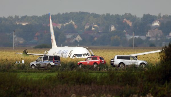 Пассажирский самолет Airbus А-321 «Уральских авиалиний» совершил жесткую посадку в Подмосковье (15 августа 2019). Жуковский - Sputnik Армения