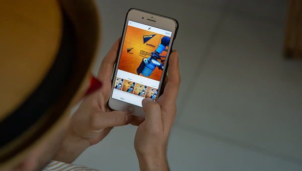 СММ-щик Sputnik Армения загружает очередной пост в сети Instagram - Sputnik Արմենիա