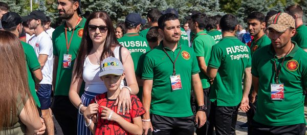 Участники 7-х Панармянских игр, члены ФК Кобарт из Таганрога - Sputnik Արմենիա