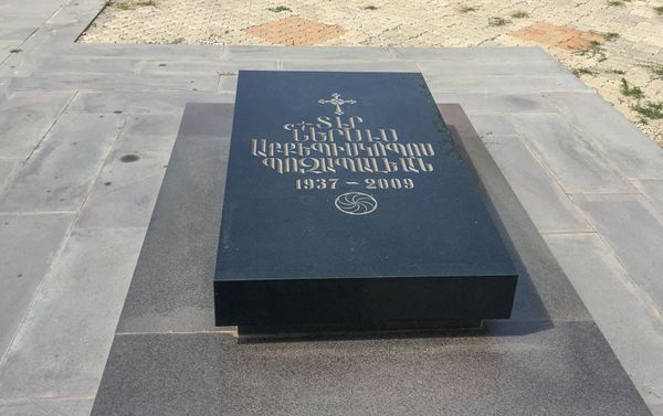 Могила архиепископа Нерсеса Позапаляна во дворе церкви Святых Мученников в селе Техеник - Sputnik Армения