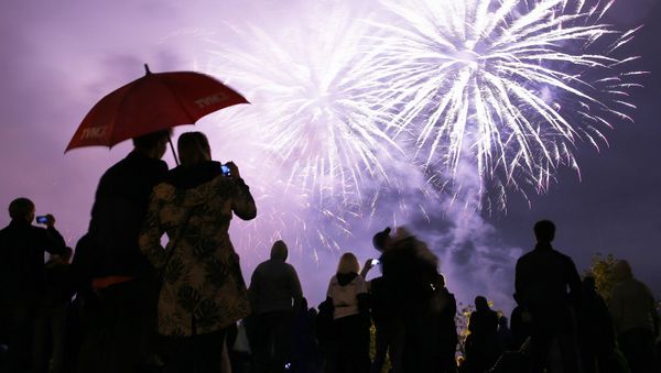 Салют на международном фестивале фейерверков Ростех в Братеевском каскадном парке в Москве - Sputnik Армения