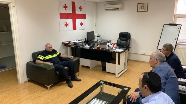 Чрезвычайный и Полномочный посол Армении в Грузии Рубен Садоян посетил руководство таможенной службы КПП Садахло на армяно-грузинской границе (18 августа 2019). Грузия - Sputnik Армения