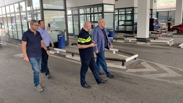 Чрезвычайный и Полномочный посол Армении в Грузии Рубен Садоян посетил руководство таможенной службы КПП Садахло на армяно-грузинской границе (18 августа 2019). Грузия - Sputnik Армения