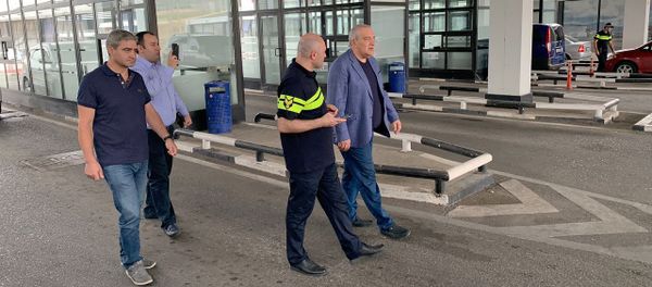 Чрезвычайный и Полномочный посол Армении в Грузии Рубен Садоян посетил руководство таможенной службы КПП Садахло на армяно-грузинской границе (18 августа 2019). Грузия - Sputnik Արմենիա