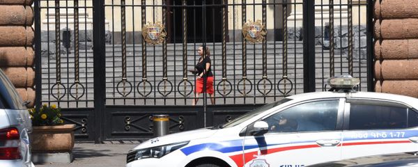 Полицейский автомобиль на улице Баграмян 26 Полицейский автомобиль на улице Баграмян 26 - Sputnik Армения
