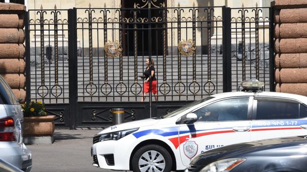 Полицейский автомобиль на улице  Баграмян 26 - Sputnik Армения