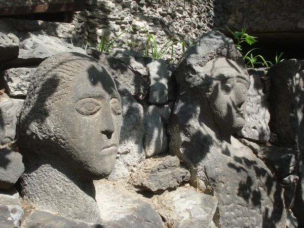 Շիրազի, Հերունու, Սոս Սարգսյանի, Շերենցի ծառերը` կողք կողքի. վարպետ Վահանի Ժայռեղեն այգին - Sputnik Արմենիա