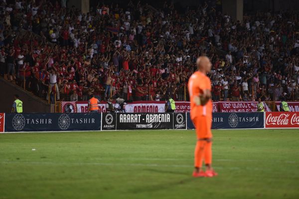 Арарат-Армения вырвал победу в первой игре с Дюделанжем — видео ликующих болельщиков Арарат-Армения вырвал победу в первой игре с Дюделанжем — видео ликующих болельщиков - Sputnik Армения
