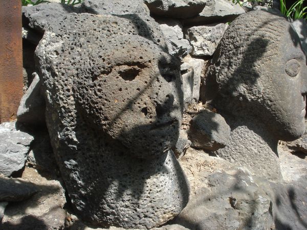 Շիրազի, Հերունու, Սոս Սարգսյանի, Շերենցի ծառերը` կողք կողքի. վարպետ Վահանի Ժայռեղեն այգին - Sputnik Արմենիա