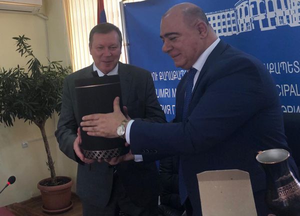 «Կըլկլան» բաժակ, կերմամիկական սափոր ու հայկական կոնյակ. Գյումրին ու Նովոչերկասկը դարձան քույր քաղաքներ - Sputnik Արմենիա