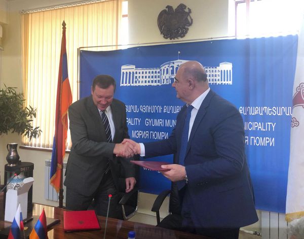 «Կըլկլան» բաժակ, կերմամիկական սափոր ու հայկական կոնյակ. Գյումրին ու Նովոչերկասկը դարձան քույր քաղաքներ - Sputnik Արմենիա