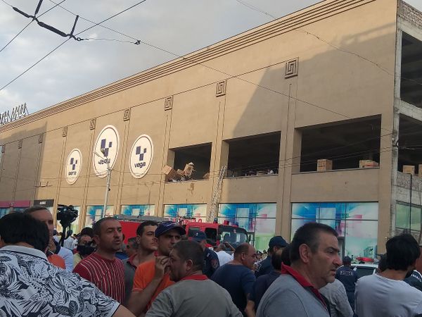 Пожар в ТЦ Малатия локализовать не удается: в больницу поступают новые пострадавшие Пожар в ТЦ Малатия локализовать не удается: в больницу поступают новые пострадавшие - Sputnik Армения