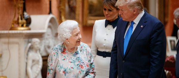 Королева Великобритании Елизавета II с президентом и первой леди США Дональдом и Меланией Трамп на выставке предметов Королевской коллекции в Букингемском дворце (3 июня 2019). Лондон Королева Великобритании Елизавета II с президентом и первой леди США Дональдом и Меланией Трамп на выставке предметов Королевской коллекции в Букингемском дворце (3 июня 2019). Лондон - Sputnik Армения