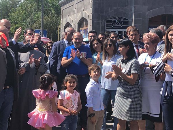 Пашинян приехал отмечать День города — в Гюмри открылась улица Шираза - Sputnik Армения