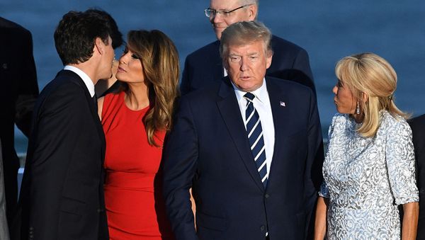Первые лица с супругами перед началом Семейной фотографии на саммите G7 (25 августа 2019). Биарриц, Франция - Sputnik Армения