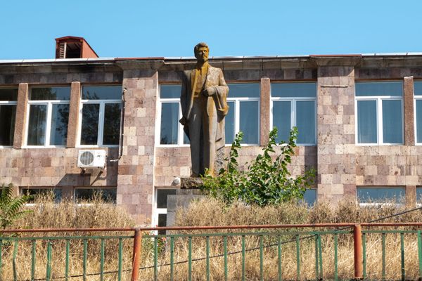 Памятник Степану Шаумяну у дома культуры в селе Чинари - Sputnik Армения