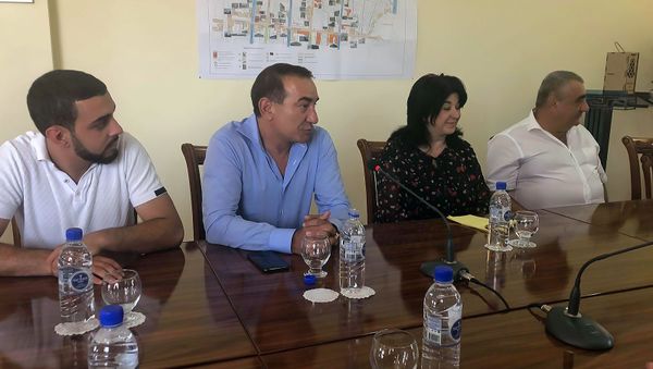 Руководитель Армянской общины Новочеркасска Ара Арсенян на встрече с мэром Гюмри (24 августа 2019). Гюмри - Sputnik Արմենիա