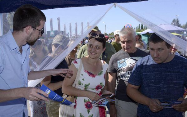 Посетители павильона авиакомпании Armenia в Воронеже Посетители павильона авиакомпании Armenia в Воронеже - Sputnik Армения