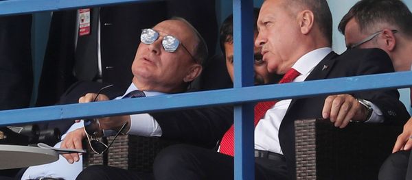 Президенты России и Турции Владимир Путин и Реджеп Тайип Эрдоган наблюдают за демонстрационными полетами во время открытия Международного авиационно-космического салона МАКС-2019 (27 августа 2019). Жуковский - Sputnik Армения