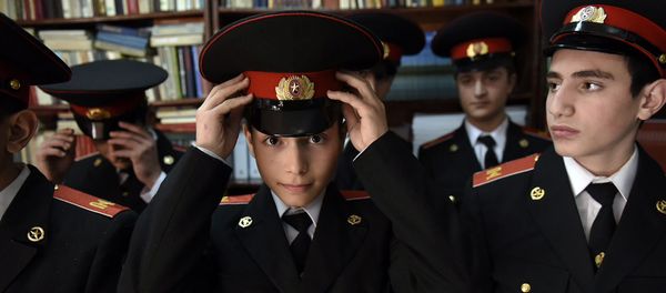 Кадеты военно-спортивного лицея им.Монте Мелконяна МО РА получили в дар учебники по русскому языку - Sputnik Армения