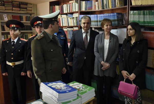 Представители РЦНК подарили учебники по русскому языку Представители РЦНК подарили учебники по русскому языку - Sputnik Армения