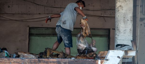 Вынос испортившихся продуктов в холодильниках после пожара на складе Дзюник Сарнарян Вынос испортившихся продуктов в холодильниках после пожара на складе Дзюник Сарнарян - Sputnik Արմենիա