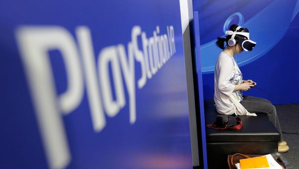 Посетитель Токийского игрового шоу пробует устройство головного убора PlayStation VR (15 сентября 2016). Макухари - Sputnik Արմենիա