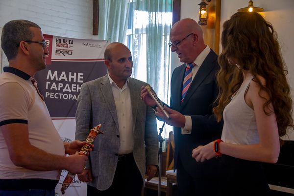 Армения – фантастическая страна: как голландец приехал учить армян и влюбился в Ереван Армения – фантастическая страна: как голландец приехал учить армян и влюбился в Ереван - Sputnik Армения