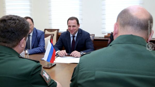 Министр обороны Армении Давид Тоноян на встрече с главой делегации Главного управления военной полиции МО РФ генерал-майором Виталием Кохом (29 августа 2019). Еревaн - Sputnik Արմենիա