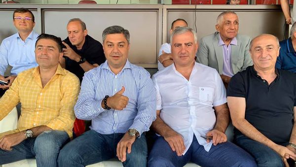 Артур Джанибекян, Артур Ванецян, Самвел Карапетян и Погос Галстян на трибуне перед началом футбольного матча Дюделанж - Арарат-Армения (29 августа 2019). Люксембург - Sputnik Армения