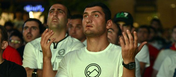 Болельщики ФК Арарат-Армения во время футбольного матча Лиги Европы УЕФА против команды Дюделанж в фан-зоне в парке Новый Ереван (29 августа 2019). Ереван - Sputnik Армения